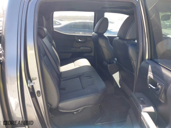 2019 Toyota Tacoma 4WD SR with VIN 3TMCZ5AN2KM268915, listed as a IAAI auction lot 41696555 with 33,573 mi miles. Bid and sale history available at carsss.com. Image 8.