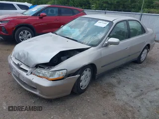 1998 Honda Accord LX z VIN 1HGCG5645WA044595, wystawiony jako IAAI lot #40073268 z przebiegiem 197 055 mil mil oraz . Historia ofert i sprzedaży dostępna na DreamBid. Obrazek 2.