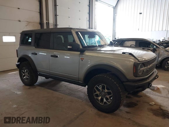 2024 Ford Bronco Badlands z VIN 1FMEE9BP6RLA08116, wystawiony jako IAAI lot #41837206 z przebiegiem 7807 mil mil oraz . Historia ofert i sprzedaży dostępna na DreamBid. Obrazek 1.