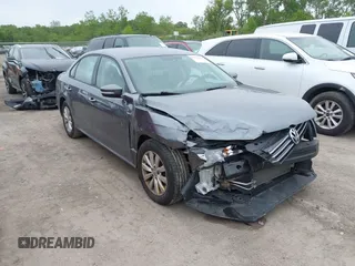 2014 Volkswagen Passat Wolfsburg Edition z VIN 1VWAT7A37EC102282, wystawiony jako IAAI lot #42310561 z przebiegiem 113 374 mil mil oraz . Historia ofert i sprzedaży dostępna na DreamBid. Obrazek 1.