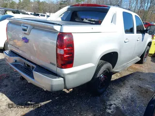 2011 Chevrolet Avalanche LS with VIN 3GNMCEE01BG393771, listed as a IAAI auction lot 41612025 with 199,994 mi miles. Bid and sale history available at carsss.com. Image 4.