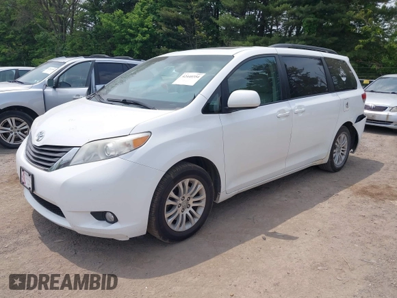 2011 Toyota Sienna XLE AAS z VIN 5TDYK3DC9BS039639, wystawiony jako IAAI lot #42440354 z przebiegiem 291 565 mil mil oraz . Historia ofert i sprzedaży dostępna na DreamBid. Obrazek 2.