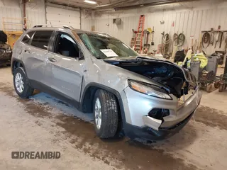 2014 Jeep Cherokee Latitude z VIN 1C4PJMCB1EW220350, wystawiony jako IAAI lot #42209741 z przebiegiem 114 639 mil mil oraz . Historia ofert i sprzedaży dostępna na DreamBid. Obrazek 1.