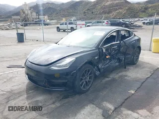 2019 Tesla Model 3 Mid Range z VIN 5YJ3E1EA1KF426824, wystawiony jako IAAI lot #41787234 z przebiegiem 69 879 mil mil oraz . Historia ofert i sprzedaży dostępna na DreamBid. Obrazek 2.