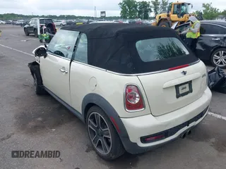 2011 MINI Convertible S с VIN WMWZP3C57BTX82937, выставлен на аукционе IAAI как лот 42389373 с пробегом 60 651 миль миль и . История ставок и продаж доступна на DreamBid. Изображение 3.