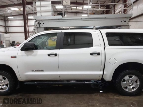 2013 Toyota Tundra z VIN 5TFDY5F13DX313385, wystawiony jako IAAI lot #42200622 z przebiegiem 161 470 mil mil oraz . Historia ofert i sprzedaży dostępna na DreamBid. Obrazek 15.