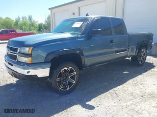 2006 Chevrolet Silverado 1500 LT2 with VIN 1GCEK19B46Z232471, listed as a IAAI auction lot 42039919 with 380,562 mi miles. Bid and sale history available at carsss.com. Image 2.