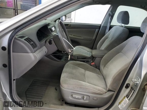 2004 Toyota Camry LE z VIN 4T1BE32K44U824314, wystawiony jako Copart lot #60207015 z przebiegiem 130 066 mil mil oraz Szkoda całkowita • Salvage title. Historia ofert i sprzedaży dostępna na DreamBid. Obrazek 7.