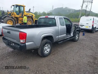 2017 Toyota Tacoma SR z VIN 5TFSX5EN2HX054134, wystawiony jako IAAI lot #42351829 z przebiegiem 98 592 mil mil oraz . Historia ofert i sprzedaży dostępna na DreamBid. Obrazek 4.