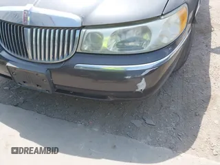 2001 Lincoln Town Car Signature z VIN 1LNHM82W11Y695417, wystawiony jako IAAI lot #42041548 z przebiegiem 117 392 mil mil oraz . Historia ofert i sprzedaży dostępna na DreamBid. Obrazek 12.