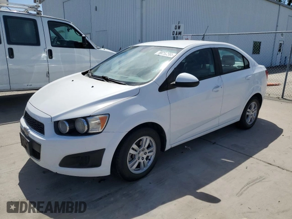 2012 Chevrolet Sonic LS z VIN 1G1JA5SH5C4135658, wystawiony jako Copart lot #58280565 z przebiegiem 140 279 mil mil oraz Czysty tytuł • Clean title. Historia ofert i sprzedaży dostępna na DreamBid. Obrazek 1.