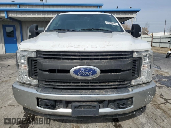 2019 Ford Super Duty F-250 SRW XL with VIN 1FTBF2A64KEE41867, listed as a Copart auction lot 44643375 with 185,968 mi miles and Salvage Title. Bid and sale history available at carsss.com. Image 5.