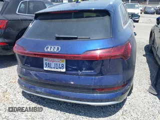 2022 Audi e-tron Premium z VIN WA1AAAGE4NB020119, wystawiony jako IAAI lot #41830433 z przebiegiem 27 591 mil mil oraz . Historia ofert i sprzedaży dostępna na DreamBid. Obrazek 17.