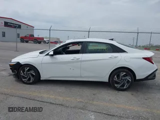 2025 Hyundai Elantra Limited z VIN KMHLN4DJ5SU134793, wystawiony jako IAAI lot #42044140 z przebiegiem 808 mil mil oraz . Historia ofert i sprzedaży dostępna na DreamBid. Obrazek 15.