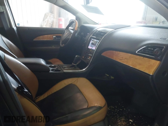 2013 Lincoln MKX z VIN 2LMDJ8JK0DBL27516, wystawiony jako IAAI lot #41468582 z przebiegiem 107 871 mil mil oraz . Historia ofert i sprzedaży dostępna na DreamBid. Obrazek 5.