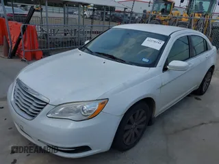 2013 Chrysler 200 Touring z VIN 1C3CCBBG5DN559857, wystawiony jako IAAI lot #42278244 z przebiegiem 260 646 mil mil oraz . Historia ofert i sprzedaży dostępna na DreamBid. Obrazek 2.