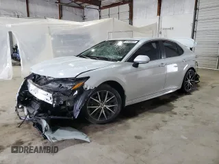 2022 Toyota Camry SE z VIN 4T1T11AKXNU002446, wystawiony jako Copart lot #53998025 z przebiegiem 50 759 mil mil oraz Szkoda całkowita • Salvage title. Historia ofert i sprzedaży dostępna na DreamBid. Obrazek 1.