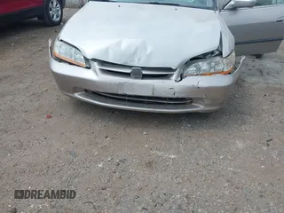 1998 Honda Accord LX z VIN 1HGCG5645WA044595, wystawiony jako IAAI lot #40073268 z przebiegiem 197 055 mil mil oraz . Historia ofert i sprzedaży dostępna na DreamBid. Obrazek 6.