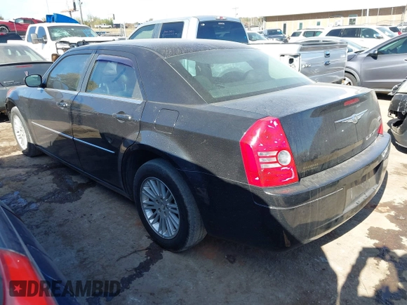 2009 Chrysler 300 LX z VIN 2C3KA43D09H577989, wystawiony jako IAAI lot #40934677 z przebiegiem 135 967 mil mil oraz . Historia ofert i sprzedaży dostępna na DreamBid. Obrazek 3.