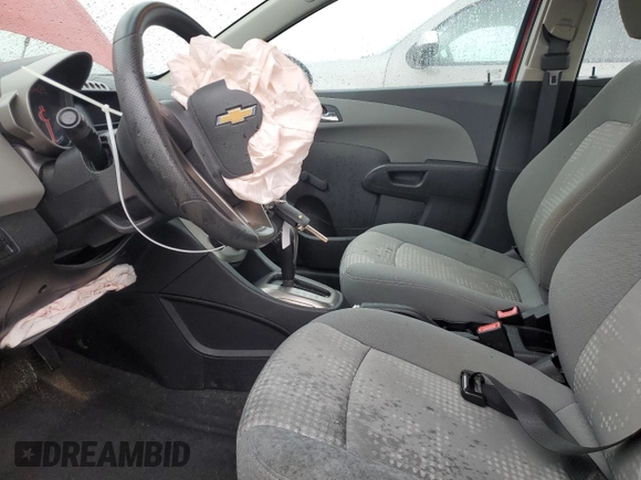 2013 Chevrolet Sonic LS z VIN 1G1JA5SH8D4237375, wystawiony jako Copart lot #47591375 z przebiegiem 65 174 mil mil oraz Czysty tytuł • Clean title. Historia ofert i sprzedaży dostępna na DreamBid. Obrazek 7.