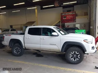 2020 Toyota Tacoma 4WD SR5 with VIN 5TFCZ5AN6LX235847, listed as a IAAI auction lot 41676928 with 77,384 mi miles. Bid and sale history available at carsss.com. Image 13.