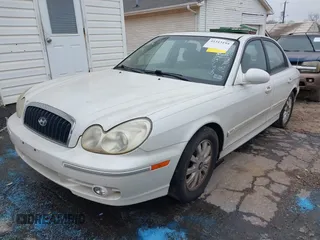 2002 Hyundai Sonata GLS with VIN KMHWF35H42A652136, listed as a IAAI auction lot 41313194 with 184,998 mi miles. Bid and sale history available at carsss.com. Image 2.