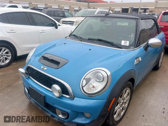 2014 MINI Convertible S z VIN WMWZP3C57ET706977, wystawiony jako Copart lot #45777855 z przebiegiem 77 175 mil mil oraz Czysty tytuł • Clean title. Historia ofert i sprzedaży dostępna na DreamBid. Obrazek 2.