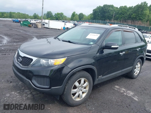 2013 Kia Sorento LX z VIN 5XYKTDA20DG420283, wystawiony jako IAAI lot #42528439 z przebiegiem 140 891 mil mil oraz . Historia ofert i sprzedaży dostępna na DreamBid. Obrazek 2.