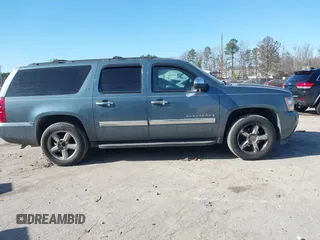2008 Chevrolet Suburban LTZ z VIN 1GNFC160X8R173120, wystawiony jako IAAI lot #41422800 z przebiegiem 240 167 mil mil oraz . Historia ofert i sprzedaży dostępna na DreamBid. Obrazek 13.