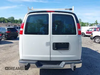 2019 GMC Savana Cargo z VIN 1GTW7AFG8K1304433, wystawiony jako IAAI lot #42219322 z przebiegiem 172 315 mil mil oraz . Historia ofert i sprzedaży dostępna na DreamBid. Obrazek 16.