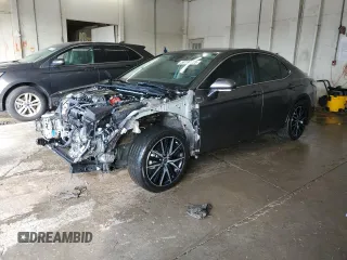 2023 Toyota Camry SE z VIN 4T1G11AK9PU823526, wystawiony jako Copart lot #58196025 z przebiegiem 26 344 mil mil oraz Szkoda całkowita • Salvage title. Historia ofert i sprzedaży dostępna na DreamBid. Obrazek 1.
