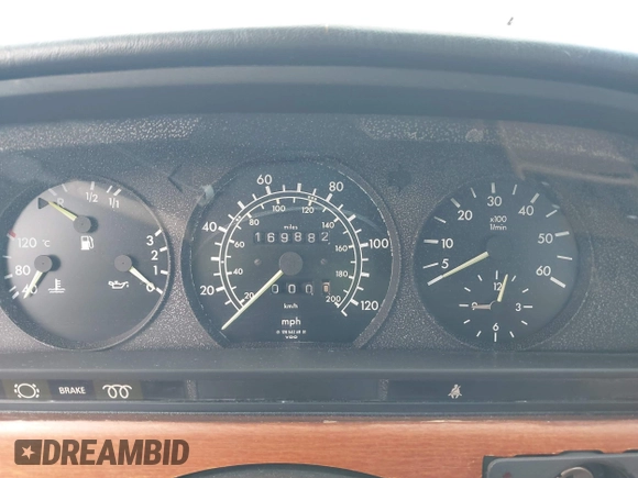 1983 Mercedes-Benz 300 SD z VIN WDBCB20A7DB045764, wystawiony jako IAAI lot #41504450 z przebiegiem 169 882 mil mil oraz . Historia ofert i sprzedaży dostępna na DreamBid. Obrazek 7.