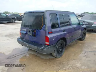 1996 Geo Tracker z VIN 2CNBE1361T6901708, wystawiony jako IAAI lot #41998005 z przebiegiem 223 266 mil mil oraz . Historia ofert i sprzedaży dostępna na DreamBid. Obrazek 4.