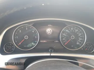 2012 Volkswagen Touareg Sport z VIN WVGFK9BP6CD001309, wystawiony jako Copart lot #52827875 z przebiegiem 153 250 mil mil oraz Czysty tytuł • Clean title. Historia ofert i sprzedaży dostępna na DreamBid. Obrazek 9.