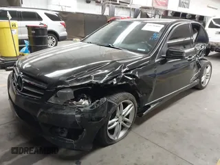 2014 Mercedes-Benz C 250 Sport z VIN WDDGF4HB6EG158079, wystawiony jako IAAI lot #41670460 z przebiegiem 169 214 mil mil oraz . Historia ofert i sprzedaży dostępna na DreamBid. Obrazek 2.