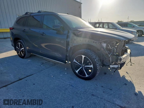 2022 Toyota Highlander XSE with VIN 5TDJZRAH4NS108547, listed as a Copart auction lot 61904085 with 69,309 mi miles and Salvage title. Bid and sale history available at DreamBid. Image 4.