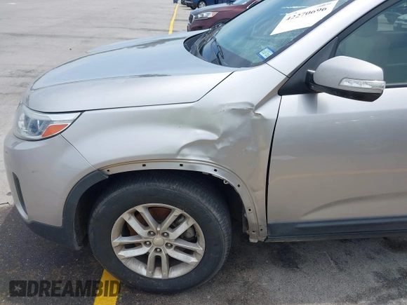 2014 Kia Sorento LX z VIN 5XYKT4A7XEG460996, wystawiony jako IAAI lot #42270696 z przebiegiem 105 677 mil mil oraz . Historia ofert i sprzedaży dostępna na DreamBid. Obrazek 12.