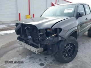 2017 Toyota Tacoma SR5 z VIN 3TMCZ5AN5HM110951, wystawiony jako IAAI lot #41580916 z przebiegiem 107 020 mil mil oraz . Historia ofert i sprzedaży dostępna na DreamBid. Obrazek 6.