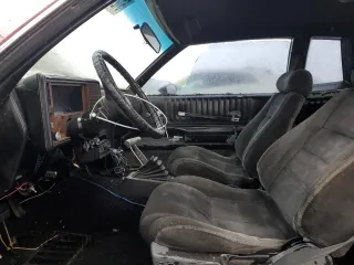 1981 Chevrolet Monte Carlo z VIN 1G1AZ37K7BB423127, wystawiony jako Copart lot #51288275 z przebiegiem 86 962 mil mil oraz Tytuł czysty. Historia ofert i sprzedaży dostępna na DreamBid. Obrazek 7.