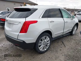 2019 Cadillac XT5 Premium Luxury FWD z VIN 1GYKNERS1KZ290754, wystawiony jako IAAI lot #41816074 z przebiegiem 91 585 mil mil oraz . Historia ofert i sprzedaży dostępna na DreamBid. Obrazek 4.