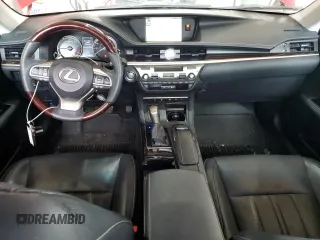 2018 Lexus ES 350 z VIN 58ABK1GGXJU101055, wystawiony jako Copart lot #57231645 z przebiegiem 63 190 mil mil oraz Szkoda całkowita • Salvage title. Historia ofert i sprzedaży dostępna na DreamBid. Obrazek 8.