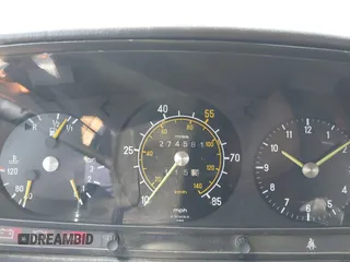 1981 Mercedes-Benz 300 D z VIN WDBAB30A9BB219442, wystawiony jako IAAI lot #42476756 z przebiegiem 274 561 mil mil oraz . Historia ofert i sprzedaży dostępna na DreamBid. Obrazek 7.