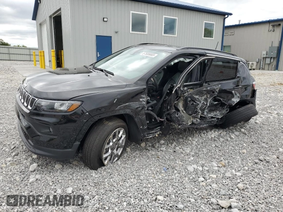 2023 Jeep Compass Latitude Lux z VIN 3C4NJDFN2PT549158, wystawiony jako Copart lot #57506665 z przebiegiem 23 687 mil mil oraz Szkoda całkowita • Salvage title. Historia ofert i sprzedaży dostępna na DreamBid. Obrazek 1.