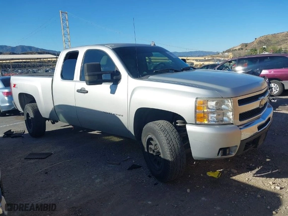 2010 Chevrolet Silverado 1500 LT with VIN 1GCSKSE35AZ261428, listed as a IAAI auction lot 41643928 with 136,282 mi miles. Bid and sale history available at carsss.com. Image 1.