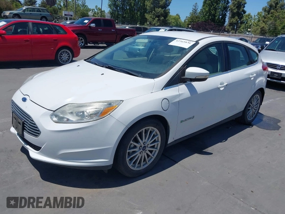 2014 Ford Focus Electric z VIN 1FADP3R42EL393337, wystawiony jako IAAI lot #42365836 z przebiegiem 14 593 mil mil oraz . Historia ofert i sprzedaży dostępna na DreamBid. Obrazek 2.