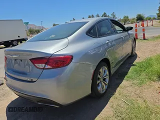 2015 Chrysler 200 S z VIN 1C3CCCBBXFN557714, wystawiony jako Copart lot #57481985 z przebiegiem 87 084 mil mil oraz Czysty tytuł • Clean title. Historia ofert i sprzedaży dostępna na DreamBid. Obrazek 4.