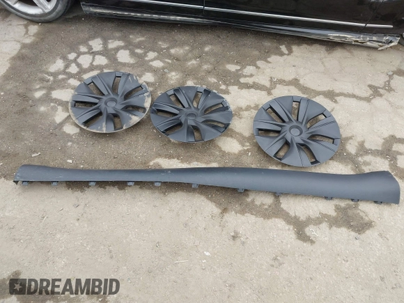 2025 Tesla Model Y Long Range z VIN 7SAYGDED8SF259764, wystawiony jako IAAI lot #42095888 z przebiegiem 2 685 mil mil oraz . Historia ofert i sprzedaży dostępna na DreamBid. Obrazek 12.