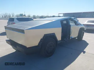 2024 Tesla Cybertruck с VIN 7G2CEHED8RA029960, выставлен на аукционе IAAI как лот 41829549 с пробегом 5 161 миль миль и . История ставок и продаж доступна на DreamBid. Изображение 4.