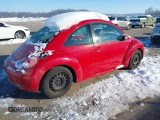 2010 Volkswagen New Beetle Coupe with VIN 3VWPW3AG3AM006204, listed as a IAAI auction lot 41265307 with 147,702 mi miles. Bid and sale history available at carsss.com. Image 4.