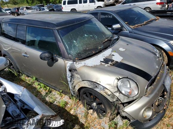 2011 MINI Clubman z VIN WMWZF3C56BTY00475, wystawiony jako Copart lot #74595784 z przebiegiem Nie podano mil oraz Nie do naprawy • Non repairable. Historia ofert i sprzedaży dostępna na DreamBid. Obrazek 4.